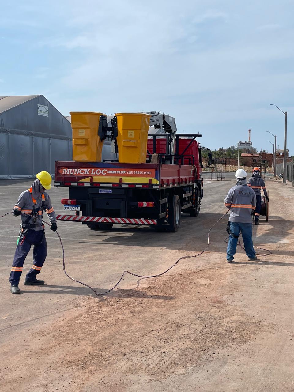 Instalação de postes de iluminação pública