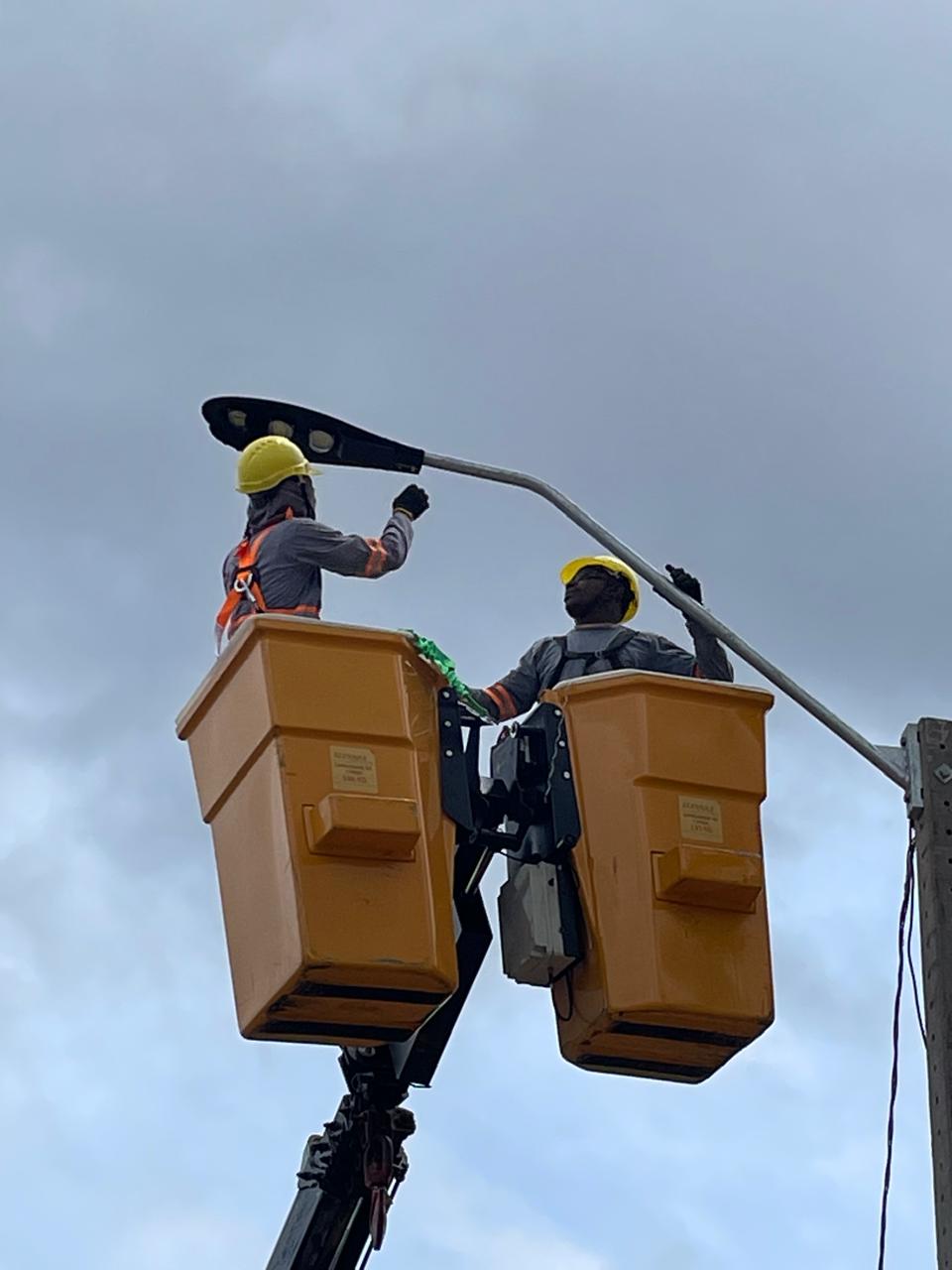 Sistema de iluminação industrial instalado